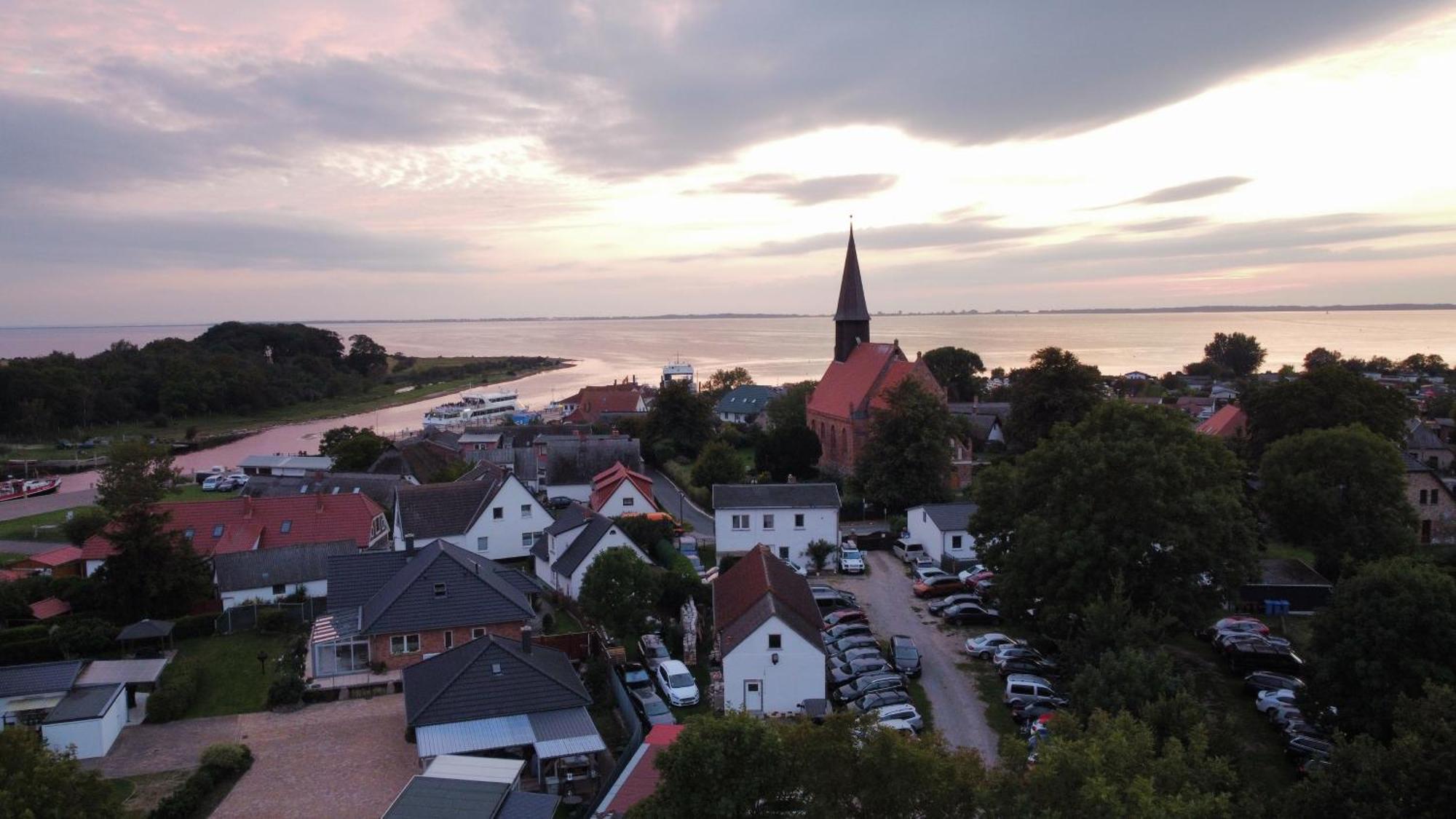 Ruegenferienhaus - Schaprode Hafen Exterior photo
